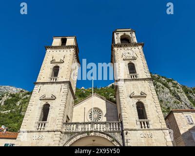 Cattaro, Montenegro - 5 maggio 2024: Cattedrale di San Trifone a Cattaro, Montenegro *** Die Sankt Tryphon Kathedrale a Cattaro, Montenegro Foto Stock