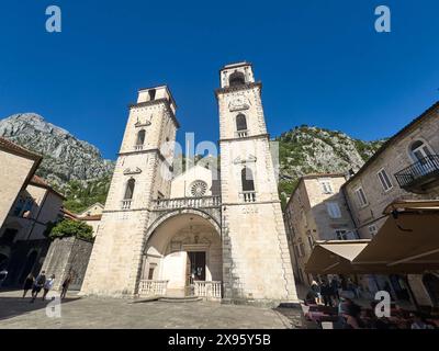 Cattaro, Montenegro - 5 maggio 2024: Cattedrale di San Trifone a Cattaro, Montenegro *** Die Sankt Tryphon Kathedrale a Cattaro, Montenegro Foto Stock