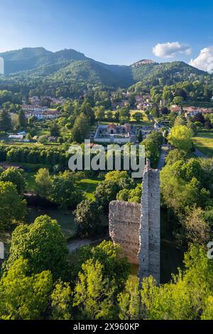 Tramonto primaverile sulla Torre di Velate e sul massiccio di campo dei Fiori in lontananza. Varese, Lombardia, Italia. Foto Stock