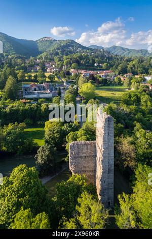 Tramonto primaverile sulla Torre di Velate e sul massiccio di campo dei Fiori in lontananza. Varese, Lombardia, Italia. Foto Stock