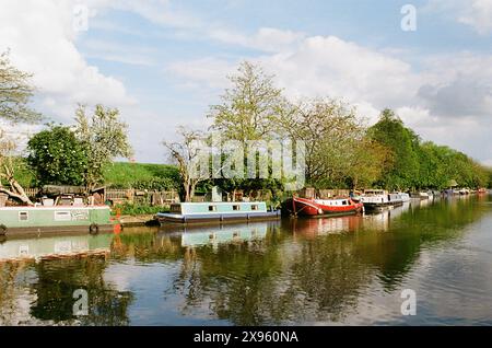 Il fiume Lea in primavera, vicino a South Tottenham, Londra, Regno Unito, con le barche stretrowboat Foto Stock