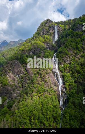 Vista aerea della cascata artificiale di Fondra, la più alta d'Italia. Fondra, Isola di Fondra, provincia di Bergamo, valle di Brembana, Lombardia, Italia, Foto Stock