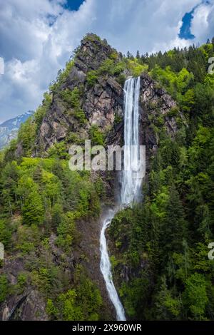 Vista aerea della cascata artificiale di Fondra, la più alta d'Italia. Fondra, Isola di Fondra, provincia di Bergamo, valle di Brembana, Lombardia, Italia, Foto Stock