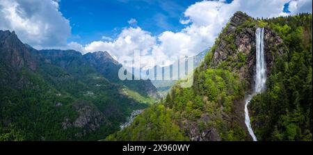 Vista aerea della cascata artificiale di Fondra, la più alta d'Italia. Fondra, Isola di Fondra, provincia di Bergamo, valle di Brembana, Lombardia, Italia, Foto Stock