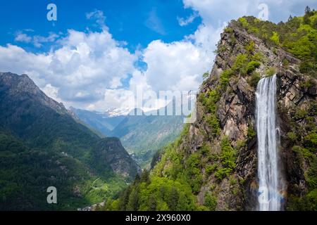 Vista aerea della cascata artificiale di Fondra, la più alta d'Italia. Fondra, Isola di Fondra, provincia di Bergamo, valle di Brembana, Lombardia, Italia, Foto Stock