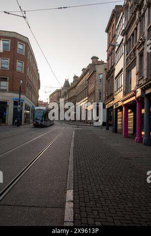 Luce di mattina presto sulla linea del tram da Victoria Street a Cheapside a Nottingham City, Nottinghamshire Inghilterra Regno Unito Foto Stock