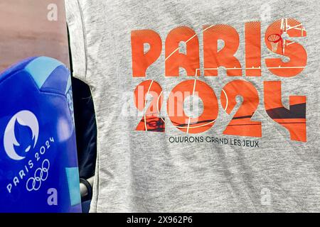 Parigi, Francia. 29 maggio 2024. Abbigliamento e souvenir per i giochi olimpici di Parigi 2024 sono offerti in un supermercato di Parigi, in Francia. Frank Molter/Alamy Live News Foto Stock