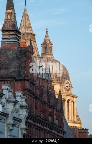 Crepuscolo sui tetti di Queen Street a Nottingham City, Nottinghamshire Inghilterra Regno Unito Foto Stock