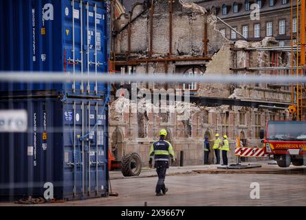 Copenaghen, Danimarca. 29 maggio 2024. Le rovine della Borsa di Copenaghen mercoledì 29 maggio 2024. La Borsa è bruciata martedì 16 aprile 2024 quando è stato segnalato un incendio nello storico edificio di Copenaghen, che era in fase di ristrutturazione. L'edificio è stato eretto nel 1620 come edificio commerciale dal re Cristiano IV. Oggi, l'edificio è di proprietà della Danish Business, ed è servito come edificio per uffici. (Foto: Liselotte Sabroe/Ritzau Scanpix) credito: Ritzau/Alamy Live News Foto Stock