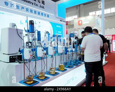 PECHINO, CINA - 29 MAGGIO 2024 - i visitatori visitano la 21a China International Scientific Instruments and Laboratory Equipment Exhibition a Pechino, chi Foto Stock