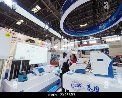 PECHINO, CINA - 29 MAGGIO 2024 - i visitatori visitano la 21a China International Scientific Instruments and Laboratory Equipment Exhibition a Pechino, chi Foto Stock