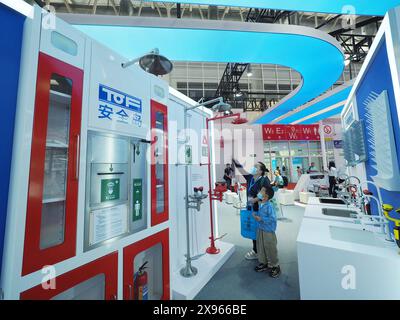 PECHINO, CINA - 29 MAGGIO 2024 - i visitatori visitano la 21a China International Scientific Instruments and Laboratory Equipment Exhibition a Pechino, chi Foto Stock