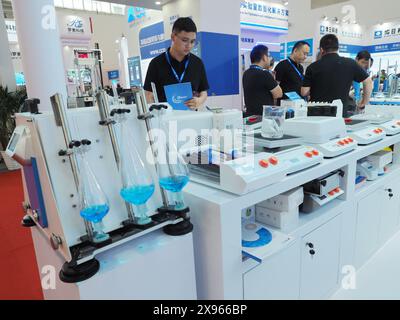PECHINO, CINA - 29 MAGGIO 2024 - i visitatori visitano la 21a China International Scientific Instruments and Laboratory Equipment Exhibition a Pechino, chi Foto Stock