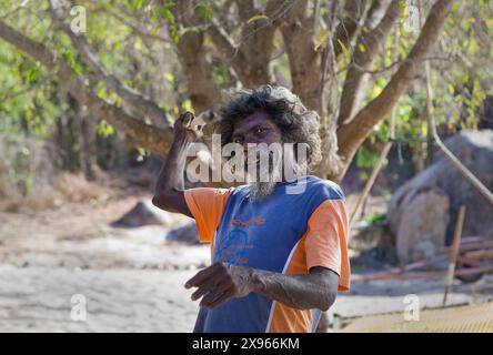 Ritratto, uomo Yolngu, che mostra l'azione di pesca con lancia nella patria di Bawaka, nella Terra di Arnhem Orientale, territorio del Nord, Australia, Pacifico Foto Stock