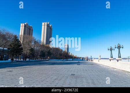 Alti edifici sulle rive del fiume Amur, Heihe, Heilongjiang, Cina, Asia Foto Stock