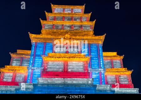 Edifici illuminati fatti di ghiaccio, Ice International Ice and Snow Sculpture Festival, Harbin, Heilongjiang, Cina, Asia Foto Stock