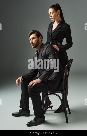 Un uomo e una donna vestiti elegantemente. Foto Stock