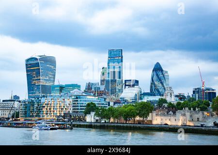 Vista panoramica dal Tower Bridge sul Tamigi fino alla City di Londra, Londra, Inghilterra, Regno Unito, Europa Foto Stock
