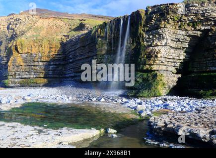 Cascata di Cwm Bach, spiaggia di Traeth Bach, vicino a Southerndown, Glamorgan Heritage Coast, Galles del Sud, Regno Unito, Europa Foto Stock