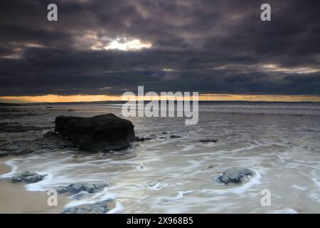 Il Canale di Bristol da Traeth Bach, vicino a Southerndown, Glamorgan Heritage Coast, Galles del Sud, Regno Unito, Europa Foto Stock