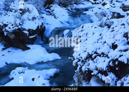 Dettaglio neve e ghiaccio, River Coupall, Glen Etive, Highland, Scozia, Regno Unito, Europa Foto Stock