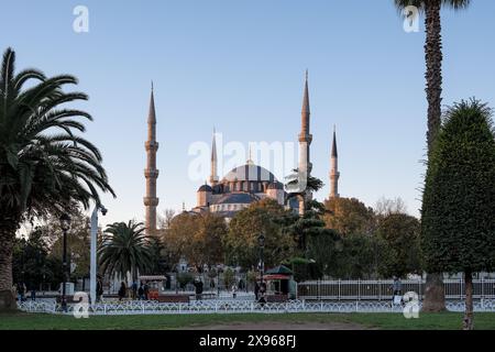 Vista di Hagia Sophia dal Parco Sultanahmet tra la Moschea Blu e Hagia Sophia, UNESCO, Istanbul Foto Stock