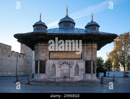 Vista della Fontana (Sebil) del sultano Ahmed III di fronte alla porta Imperiale del Palazzo Topkapı, UNESCO, Istanbul Foto Stock