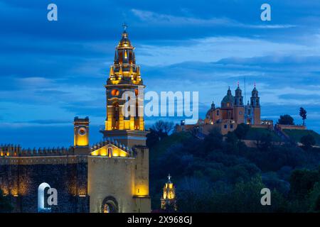 Sera, Convento di San Gabriel Arcangel in primo piano, Chiesa di Nuestra Senora de los Remedios sullo sfondo, Cholula, Stato di Puebla, Messico Foto Stock