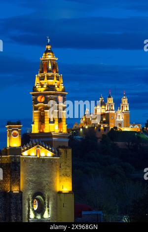 Sera, Convento di San Gabriel Arcangel in primo piano, Chiesa di Nuestra Senora de los Remedios sullo sfondo, Cholula, Stato di Puebla, Messico Foto Stock