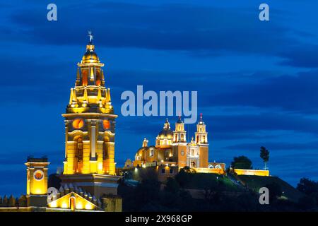 Sera, Convento di San Gabriel Arcangel in primo piano, Chiesa di Nuestra Senora de los Remedios sullo sfondo, Cholula, Stato di Puebla, Messico Foto Stock