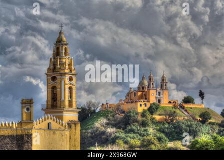 Tempesta, Convento di San Gabriel Arcangel in primo piano, Chiesa di Nuestra Senora de los Remedios sullo sfondo, Cholula, Stato di Puebla Foto Stock