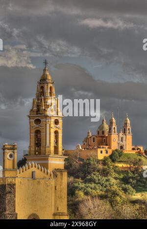 Tempesta, Convento di San Gabriel Arcangel in primo piano, Chiesa di Nuestra Senora de los Remedios sullo sfondo, Cholula, Stato di Puebla Foto Stock