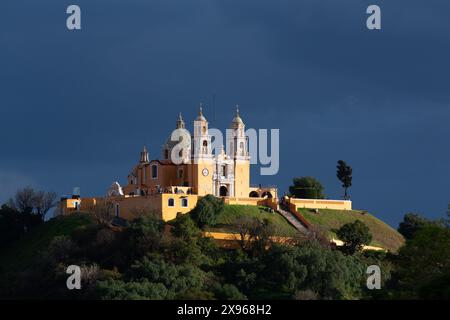 Tempesta, Church de Nuestra Senora de los Remedios, sulla piramide di Tlachihualtepetl, Cholula, Stato di Puebla, Messico, Nord America Foto Stock