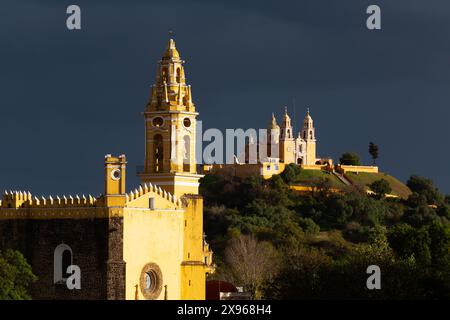 Tempesta, Convento di San Gabriel Arcangel in primo piano, Chiesa di Nuestra Senora de los Remedios sullo sfondo, Cholula, Stato di Puebla Foto Stock