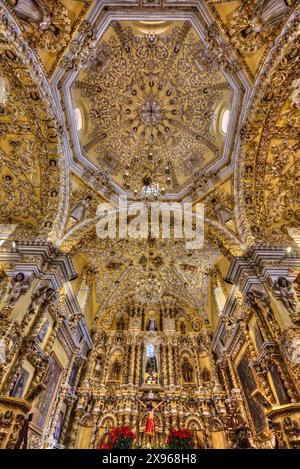 Figure policrome e rilievi dorati, soffitto, interni barocchi, Chiesa di San Francisco Acatepec, fondata a metà del XVI secolo, San Francisco Acatepec Foto Stock