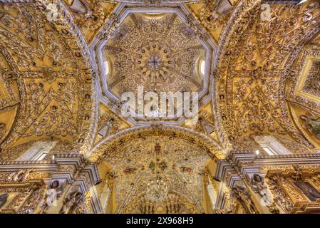 Figure policrome e rilievi dorati, soffitto, interni barocchi, Chiesa di San Francisco Acatepec, fondata a metà del XVI secolo, San Francisco Acatepec Foto Stock