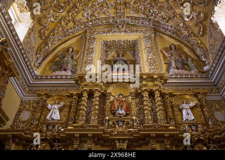 Figure policrome e rilievi dorati, interni barocchi, Chiesa di San Francisco Acatepec, fondata a metà del XVI secolo, San Francisco Acatepec, Puebla Foto Stock