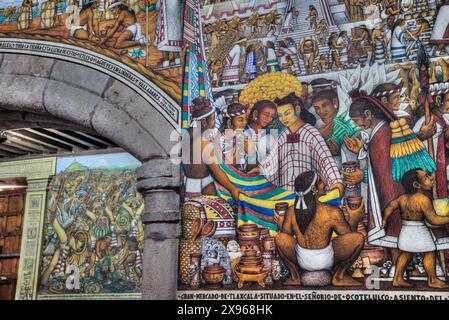 Palazzo del Governatore, XVI secolo, Foyer, con affreschi dell'artista Disiderio Hernandez Xochitiotzin, Tlaxcala City, Tlaxcala State, Messico, Nord America Foto Stock