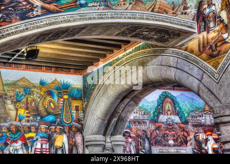 Palazzo del Governatore, XVI secolo, Foyer, con affreschi dell'artista Disiderio Hernandez Xochitiotzin, Tlaxcala City, Tlaxcala State, Messico, Nord America Foto Stock