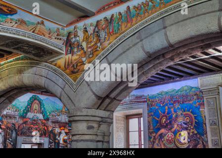 Palazzo del Governatore, XVI secolo, Foyer, con affreschi dell'artista Disiderio Hernandez Xochitiotzin, Tlaxcala City, Tlaxcala State, Messico, Nord America Foto Stock