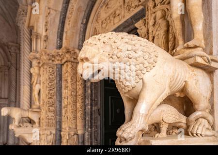 Löwe an Radovans Portal der Kathedrale des heiligen Laurentius a Trogir, Kroatien, Europa | Leone al Portale di Radovan, Chiesa di San Lorenzo, T Foto Stock