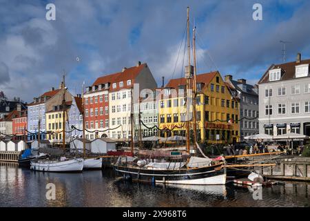 Edifici colorati e barche alte con alberi sul lungomare di Nyhavn, Nyhavn Canal, Nyhavn, Copenhagen, Danimarca, Europa Foto Stock