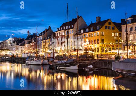 Edifici colorati e barche a alberi alti sul lungomare di Nyhavn di notte, Nyhavn Canal, Nyhavn, Copenhagen, Danimarca, Europa Foto Stock