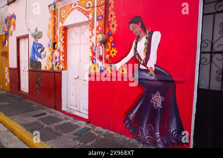 Murale, Street Art colorata, Avenue Hidalgo, Atlixco, Pueblos Magicos, stato di Puebla, Messico, Nord America Foto Stock