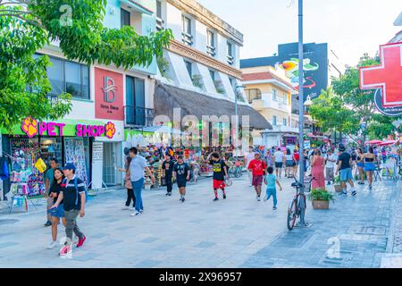 Vista della trafficata 5th Avenue, Playa del Carmen, Quintana Roo, costa caraibica, penisola dello Yucatan, Riviera Maya, Messico, Nord America Foto Stock