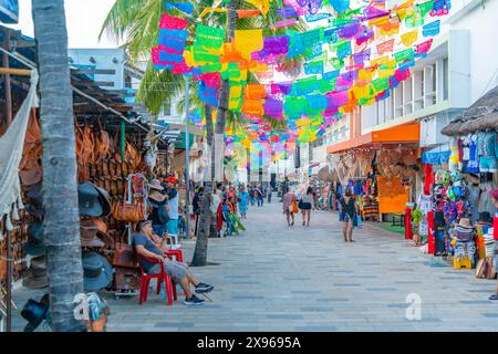 Vista della trafficata 5th Avenue, Playa del Carmen, Quintana Roo, costa caraibica, penisola dello Yucatan, Riviera Maya, Messico, Nord America Foto Stock