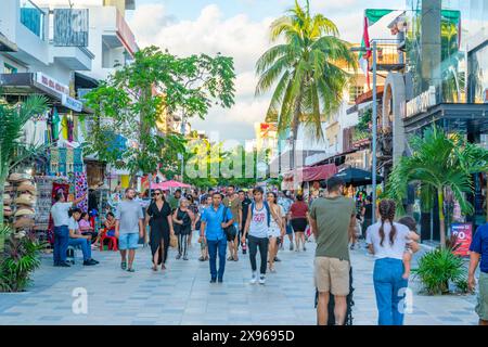 Vista della trafficata 5th Avenue, Playa del Carmen, Quintana Roo, costa caraibica, penisola dello Yucatan, Riviera Maya, Messico, Nord America Foto Stock