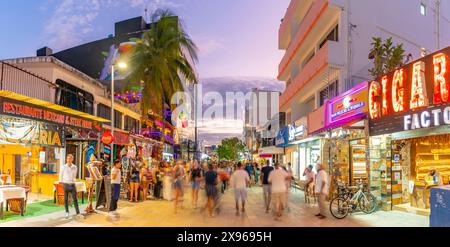 Vista della trafficata 5th Avenue al tramonto, Playa del Carmen, Quintana Roo, costa caraibica, penisola dello Yucatan, Riviera Maya, Messico, Nord America Foto Stock