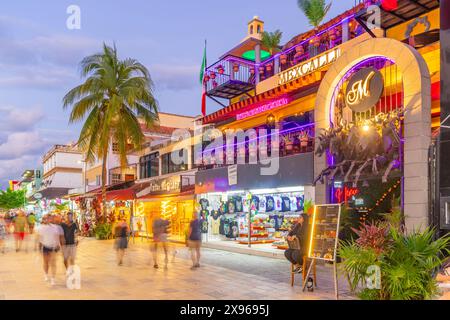 Vista della trafficata 5th Avenue al tramonto, Playa del Carmen, Quintana Roo, costa caraibica, penisola dello Yucatan, Riviera Maya, Messico, Nord America Foto Stock