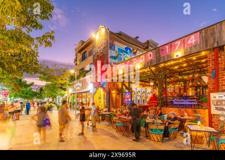 Vista della trafficata 5th Avenue al tramonto, Playa del Carmen, Quintana Roo, costa caraibica, penisola dello Yucatan, Riviera Maya, Messico, Nord America Foto Stock